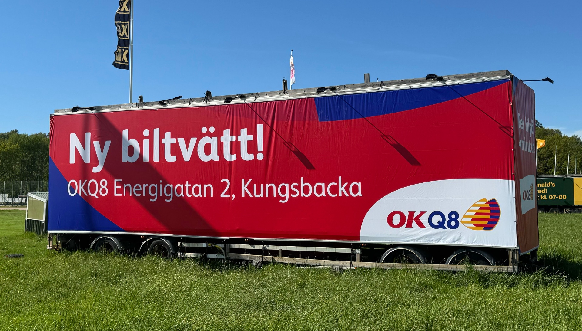 Banderoll med OKQ8-tryck på släp