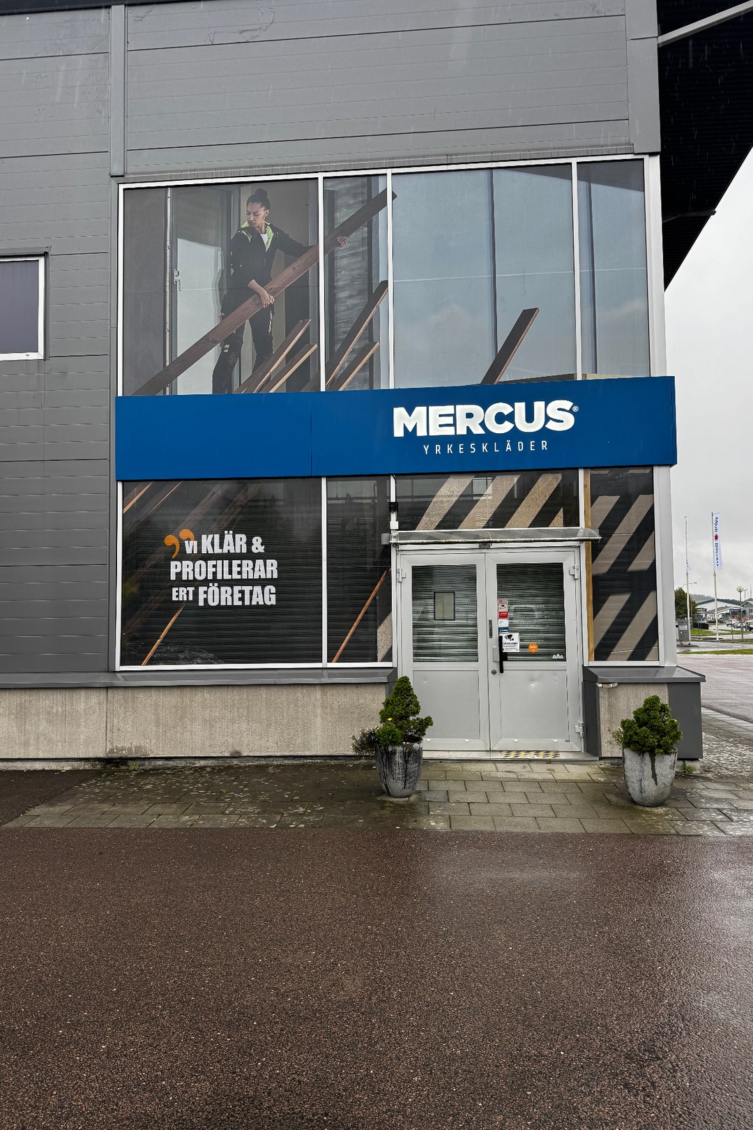 Entré med MERCUS YRKESKLÄDER och fönsterdekor