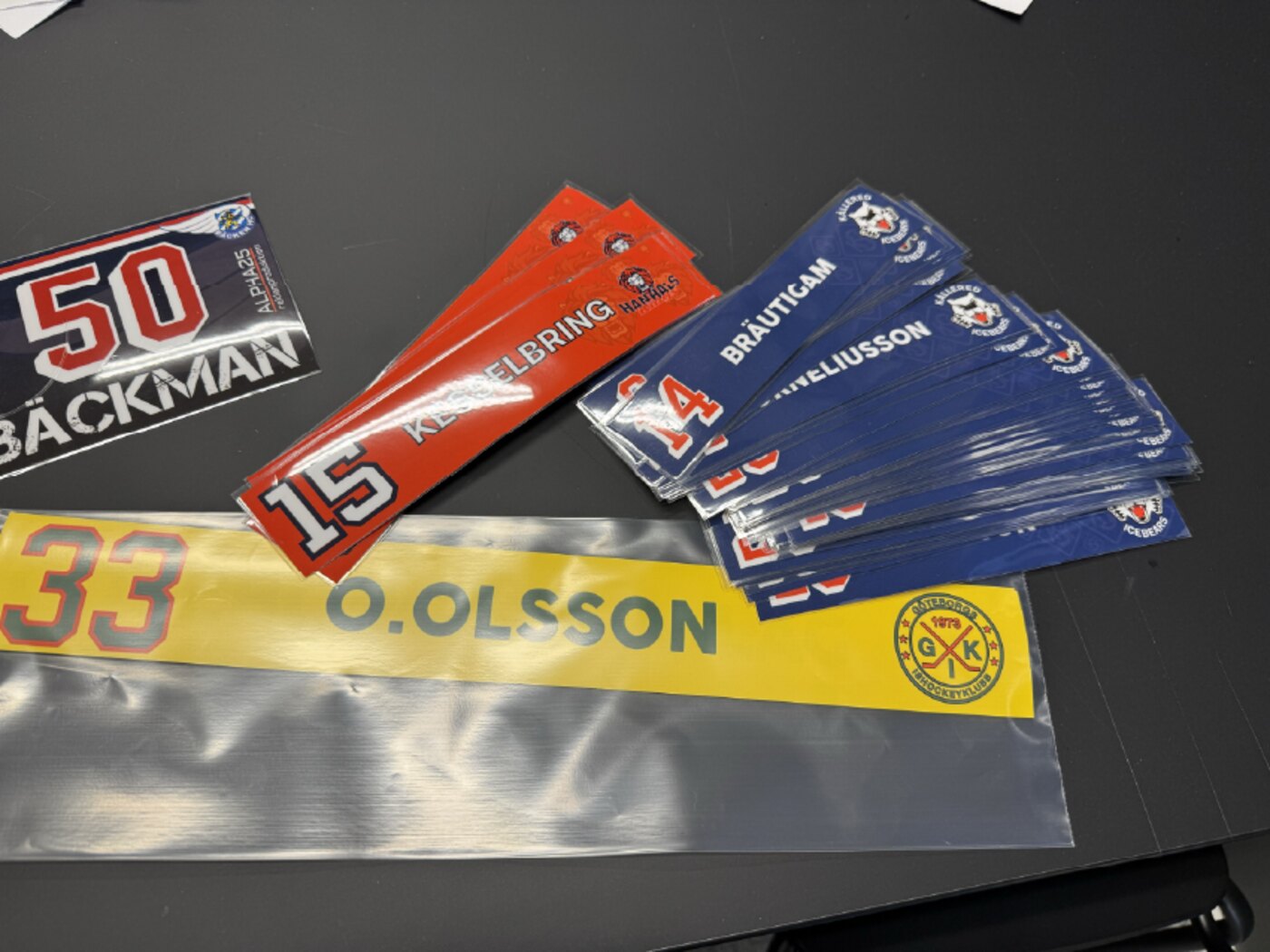Dekaler med namn och nummer till hockeyhjälmar
