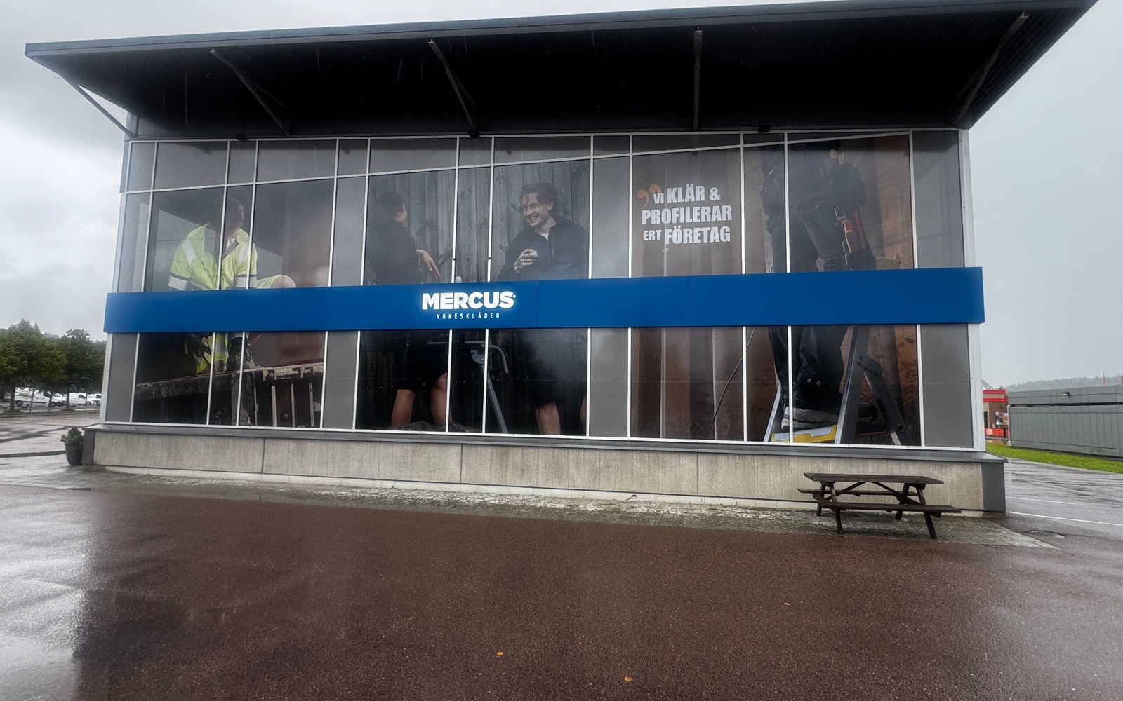 Butiksfasad med MERCUS YRKESKLÄDER och stor fönsterdekor