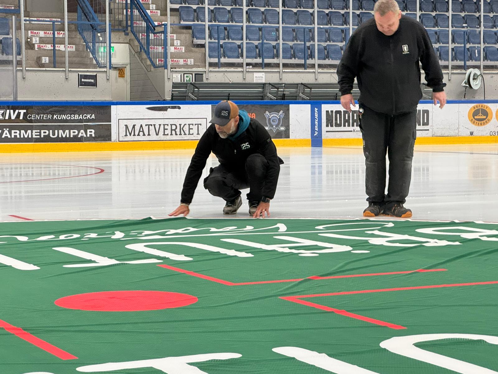 Montage av isreklam i ishockeyrink