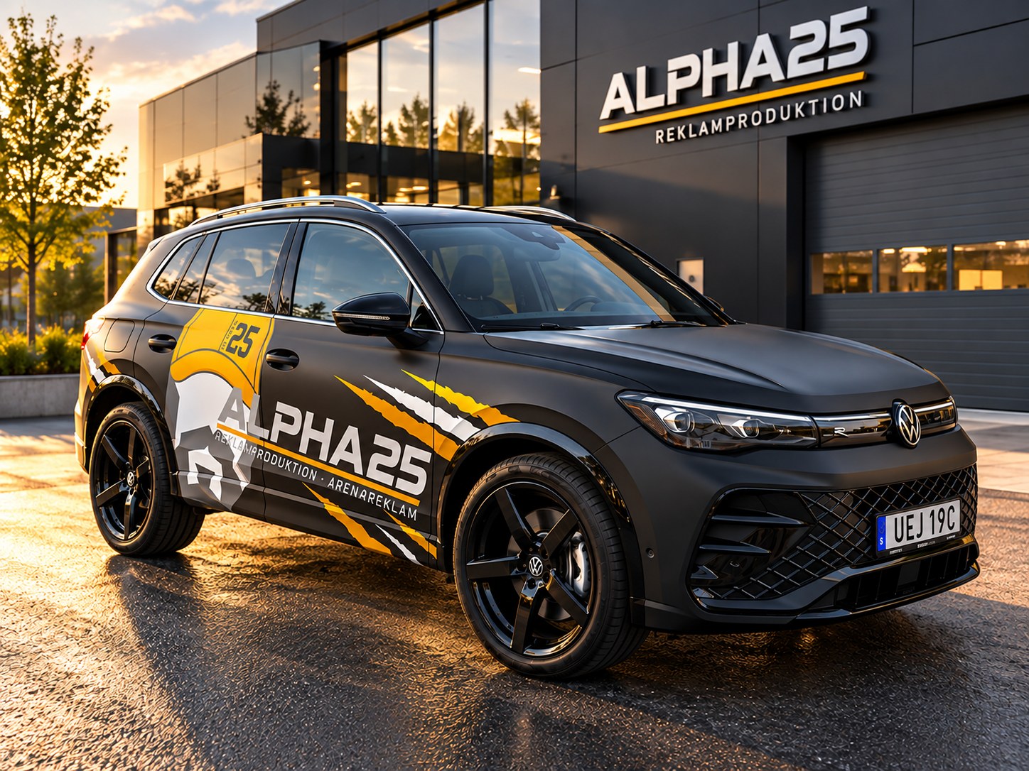 SUV med ALPHA25-dekor utanför företagets byggnad